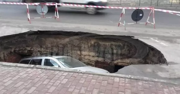 Țara în care un crater din asfalt va deveni obiectiv turistic...