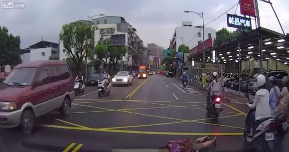 Cum vor unii să facă bani! O femeie s-a aruncat în fața unei mașini! Vezi ce a urmat! | VIDEO