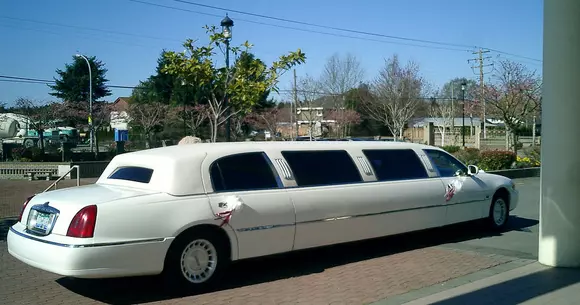 Cu ce mașină să mergi în ziua nunții? Limuzină sau automobil de epocă?