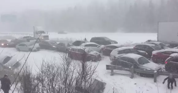 Ninsorile din Quebec au provocat un accident în lanț cu 50 de mașini