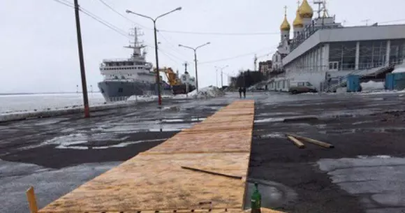 Noi avem dale în biserică, ei au parchet pe trotuare