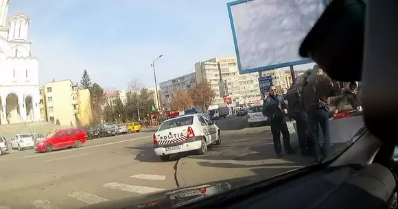 Ce spune un polițist când este tras la răspundere de un șofer pentru că a parcat neregulamentar! | VIDEO