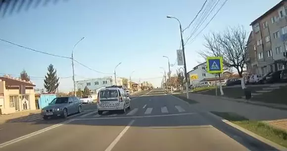 O mașină de poliție trece pe linie dublă continuă! Ei au voie să încalce legea? | VIDEO