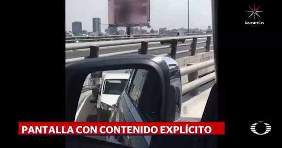 Ce au văzut șoferii pe un ecran publicitar de pe o autostradă întrece orice măsură | VIDEO