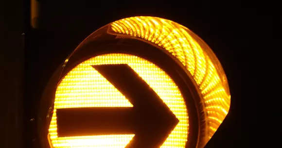 Tu cunoști semnificația semaforului intermitent de dreapta? Când ai voie să te enervezi pe cei care blochează banda