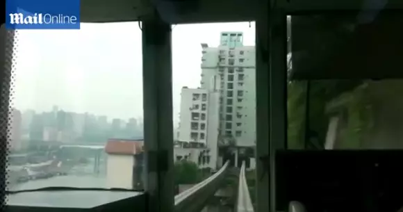 Acesta este blocul prin care trece trenul. La propriu