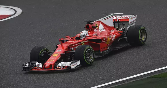 Formula 1 - Marele Premiu din Bahrain - Sebastian Vettel trece primul linia de sosire