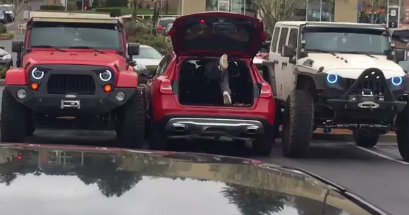 Video | Șmecheraș cu Mercedes primește o lecție în parcare. Se va gândi de două ori înainte de a mai face așa ceva.