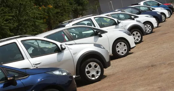 Martie, luna în care cei mai mulți români își scot mașinile la vânzare