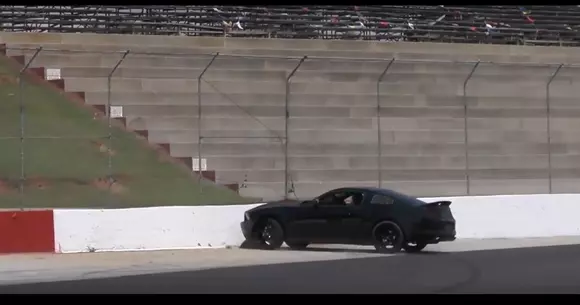 Încă un șofer profesionist care se face de râs. De această dată într-un Mustang