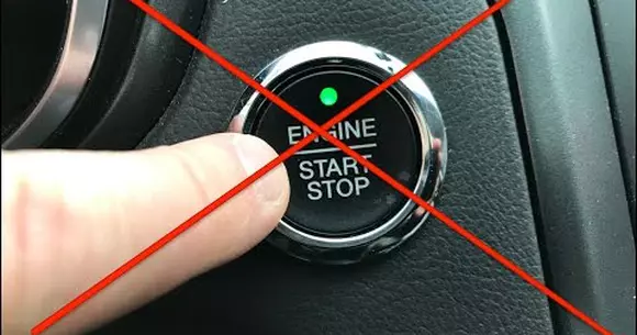 Ce se întâmplă dacă apeși butonul de oprire a motorului în timpul mersului?