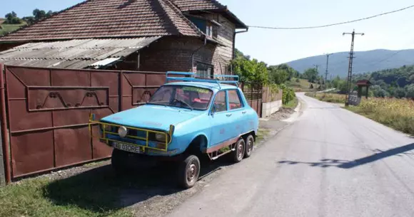 Așa arată Dacia cu șase roți construită de un mecanic iscusit