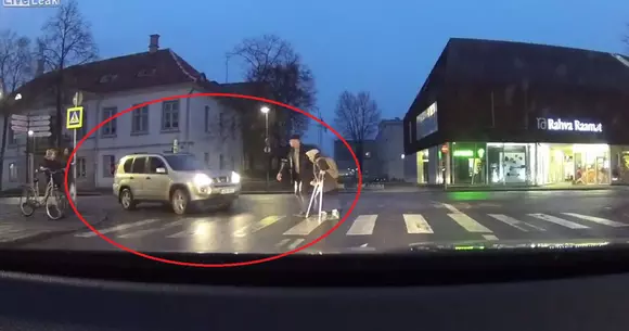 Un șofer a vrut să ajute o bătrână, dar a uitat să tragă frâna de mână. Ce s-a întâmplat | VIDEO