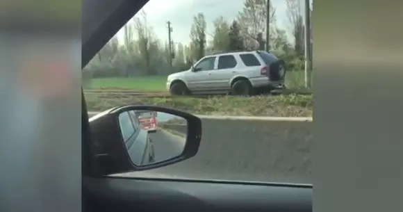 București, 2017, Șoseaua de Centura: Cu mașina pe calea ferată