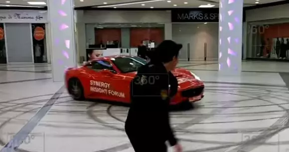 Un fost primar a intrat cu Ferrari-ul în mall | VIDEO