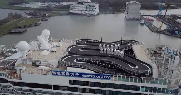 Culmea opulenței: Circuit de karting Ferrari pe puntea unui vas de croazieră!