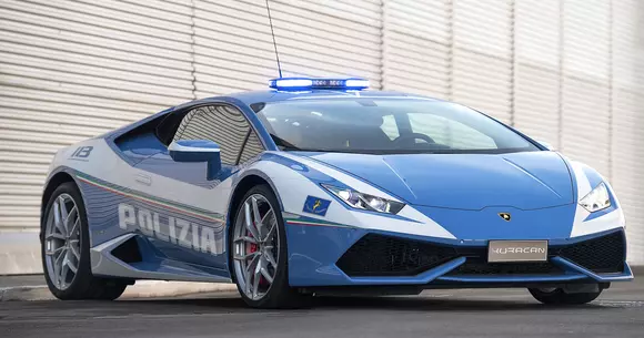 Poliția din Italia a mai primit un Huracan. De această dată, supercarul vine cu un portbagaj pentru transportul de organe