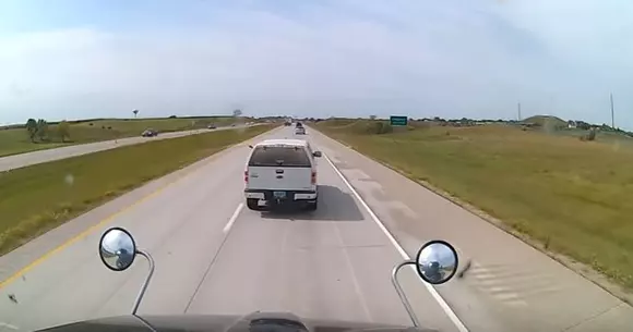 De ce nu e bine să-i faci semne obscene unui TIR-ist? | VIDEO