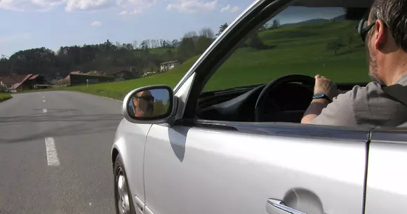 Îți e rău în mașină? Iată ce trebuie să faci pentru a scăpa de problemă