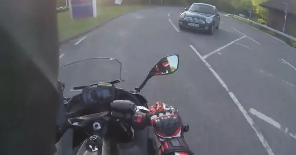 Cea mai amuzantă scuză a unei șoferițe ce a lovit un motociclist | VIDEO