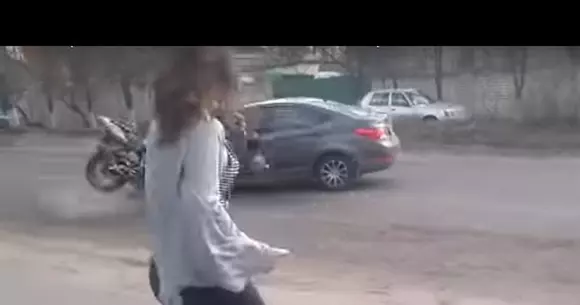Twerk-ul pe trotuar nu este o idee bună. În Ucraina a generat un accident extrem de grav