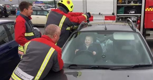 Operațiune de salvare declanșată ca urmare a încuierii mașinii de către un bebeluș, cheile fiind înăuntru, în timp ce mama era afară!