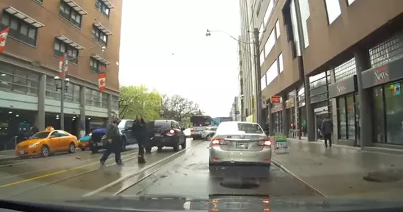 Românii și vechile obiceiuri! Cum se comportă un român care circulă pe străzile din Canada? | VIDEO