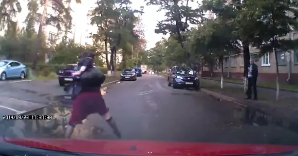 Cum poți să sperii un pieton cu un banal claxon | VIDEO