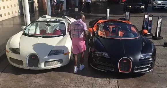 Floyd Mayweather își vinde cele două Bugatti Veyron