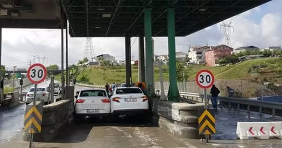 Accident nemaivăzut în Istanbul: ce se întâmplă când iei cu asalt un punct de taxare!