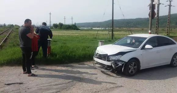 Miracol: Mașina a fost lovită de tren, dar ei au scăpat cu viață | Video