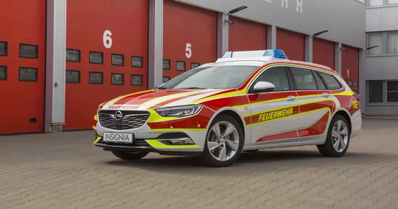 Opel Insignia Sports Tourer poartă haine de pompier
