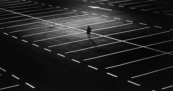 Incredibil: un loc de parcare în Hong Kong vândut cu preţul a trei Porsche 911