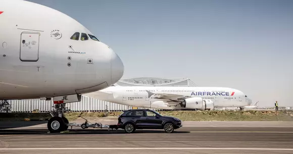 385 CP și 850 Nm vs un avion de 285 de tone - Record pentru Porsche Cayenne