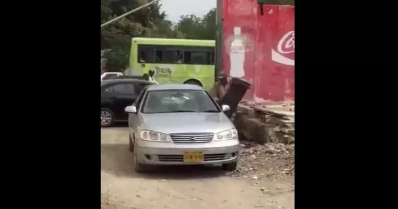 Cum s-a răzbunat un șofer pe altul care a blocat strada! | VIDEO