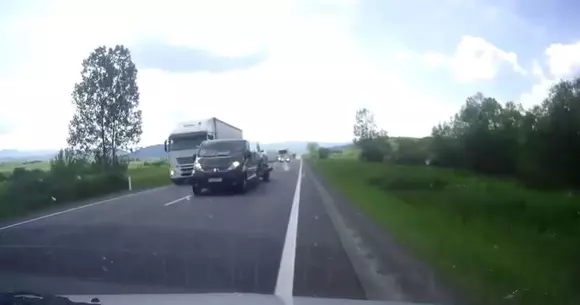 Explicația unui român pentru cel pe care era să-l accidenteze după o depășire riscantă: "Nu ești șofer!"