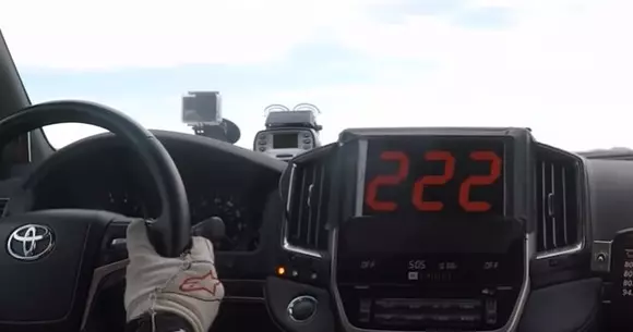 Cum "zboară" un SUV cu 2000 de CP! O Toyota Land Cruiser a atins 370 km/h | VIDEO