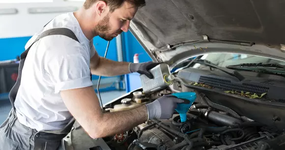 3 lucruri pe care nici șoferii profesioniști nu le cunosc despre schimbarea uleiului de motor