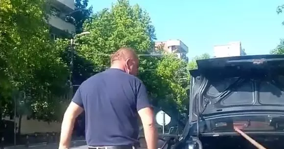 Halal bărbat! Un șofer din Timișoara s-a dat jos cu bâta la o femeie | VIDEO