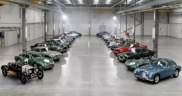 28 de Aston Martin cu o valoare de peste 65 de milioane de lire sterline își fac de cap la noua fabrică de la St Athan | Video
