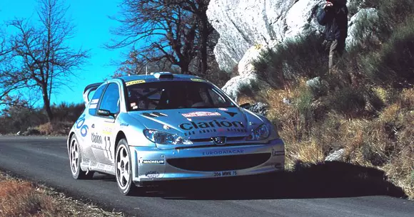 De ce la viteze mari avem impresia că roțile mașinilor se învârt invers?