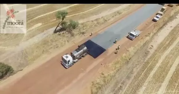 Incredibil: cinci kilometri acoperiţi cu asfalt în 2 zile!