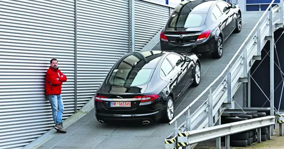 Jaguar XF vs Opel Insignia: Playboy sau muncitor onest?