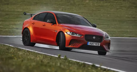 Jaguar XE SV PROJECT 8: un sedan de 600 CP dezlănţuit pe pistă!