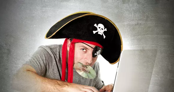 Nu e ilegal să descarci conținut piratat, ci să-l dai mai departe. Și o faci fără să-ți dai seama