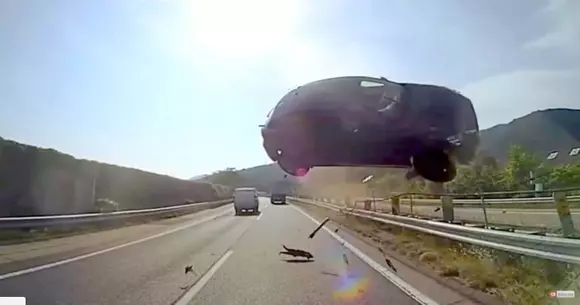 Înfiorător! Unul dintre cele mai cumplite accidente filmate vreodată | VIDEO