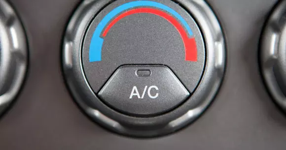 Tu știi să folosești în mod corect aerul condiționat la mașină?