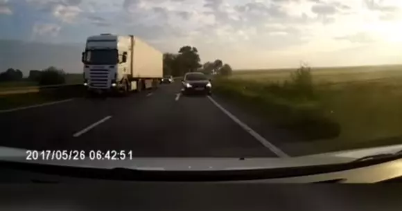 Ce noroc! Cum a fost un român la câțiva centimetri de un impact frontal! | VIDEO