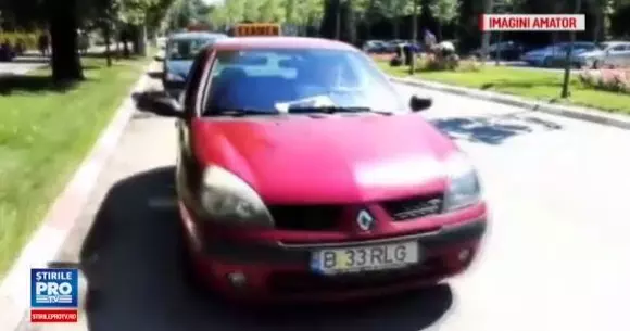 Un elev care dădea examenul auto a sărit la bătaie după ce polițistul l-a pus să oprească pe "interzis". Victima? Un jurnalist | VIDEO