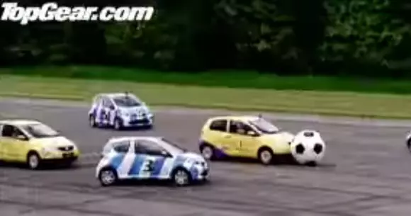 Și mașinile pot să joace fotbal. Iată cum! | VIDEO